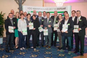 Gruppenfoto von Teilnehmern der VDG Wintertagung 2017 in Stuttgart mit Urkunden.