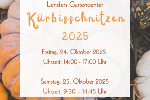 Verschiedene Kürbisse in Orange, Weiß und Grün liegen auf Stroh. Darüber ein weißes Rechteck mit dem Text: 'Lenders Gartencenter Kürbisschnitzen 2025 Freitag, 24. Oktober 2025 Uhrzeit: 14:00 - 17:00 Uhr Samstag, 25. Oktober 2025 Uhrzeit: 9:30 - 14:45 Uhr'.