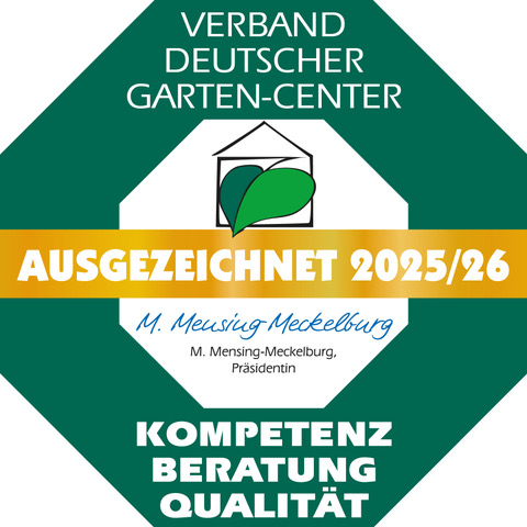 Grünes sechseckiges Siegel mit weißem Hausumriss, zwei Blättern, dem Text 'VERBAND DEUTSCHER GARTEN-CENTER', 'AUSGEZEICHNET 2025/26', 'M. Mensing-Meckelburg Präsidentin' und den Worten 'KOMPETENZ BERATUNG QUALITÄT'